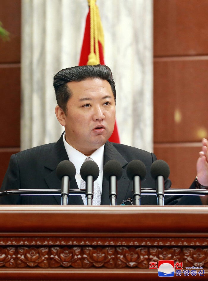 Ảnh do KCNA đăng tải ngày 29.12 khi ông Kim Jong Un xuất hiện trong hội nghị toàn thể lần thứ 4 của Ban Chấp hành Trung ương Đảng&nbsp;Lao động Triều Tiên. Chủ tịch Triều Tiên lúc này đang gầy đi (ảnh: KCNA)