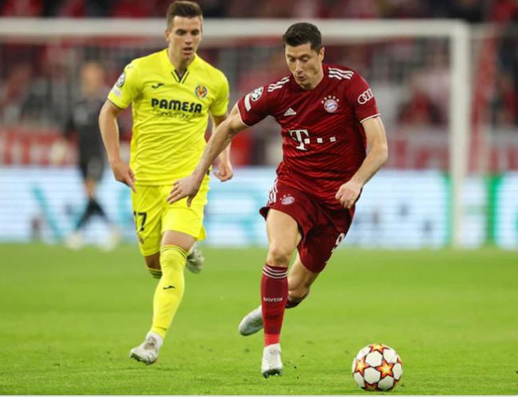 Robert Lewandowski phải di chuyển rộng để cố gắng hút người