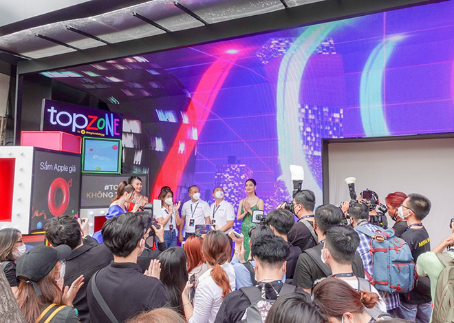 Sáng 12/4, TopZone Khánh Hội đã chính thức ra mắt thu hút lượng lớn khách tham quan và mua sắm