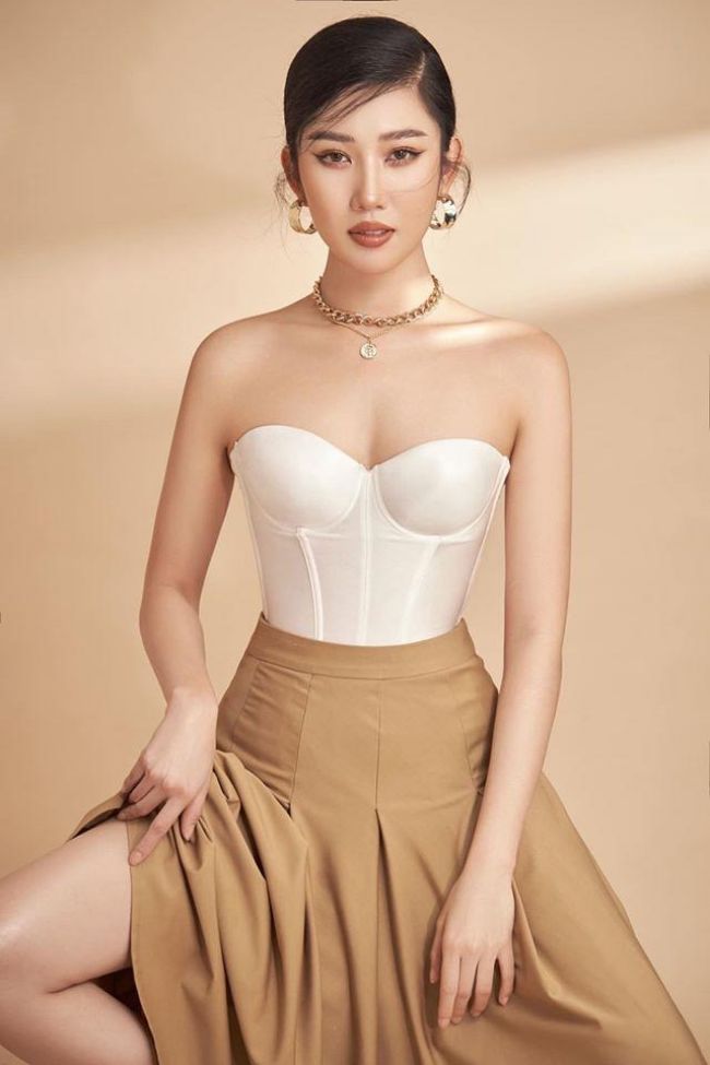 Bạn có thể kết hợp áo corset cùng quần jean, quần short, quần vải, chân váy... có thể khoác ngoài thêm áo blazer hay cardigan...
