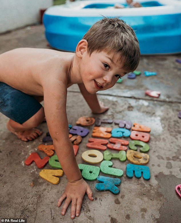 Sebastian đã biết đọc và đã ghi nhớ các bảng chữ cái Hy Lạp, Đức, Armenia và Thổ Nhĩ Kỳ.&nbsp;