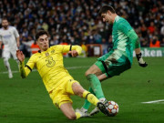 Bóng đá - Courtois xử lý mạo hiểm khiến CĐV Real thót tim, táo bạo không kém Ederson