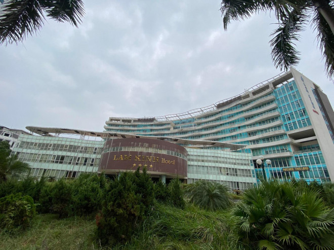 Khách sạn Lam Kinh đồ sộ, cao hàng chục tầng và tọa lạc trên tuyến Đại lộ Lê Lợi (tuyến đường được xem là đẹp nhất Thanh Hóa)