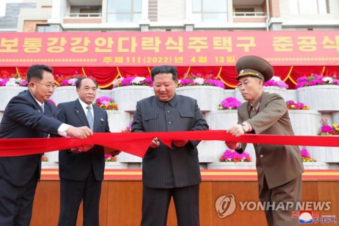 Chủ tịch Triều Tiên Kim Jong-un cắt băng khánh thành khu nhà bên sông Pothong. Ảnh - KCNA/Yonhap