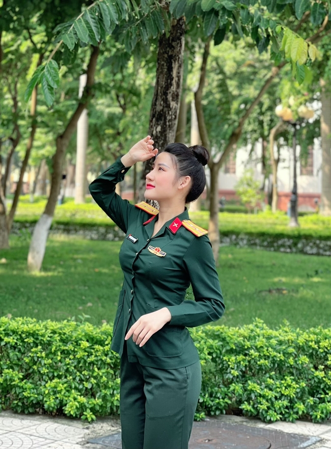 Nguyễn Đặng Anh Phương sinh năm 1995 hiện đang giữ cấp bậc Trung úy và thuộc biên chế của Nhà hát kịch nói Quân đội. 
