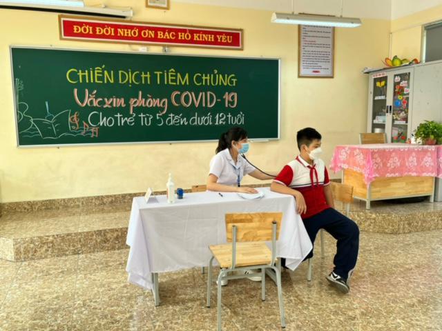 Khám sàng lọc trước tiêm chủng vắc-xin Covid-19 cho trẻ em ở Quảng Ninh - Ảnh: Thuý An