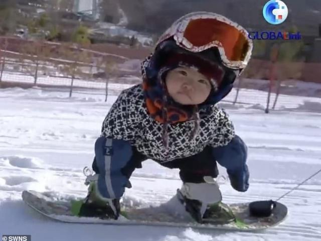Clip: Bé gái 11 tháng tuổi chưa biết đi vẫn trượt tuyết cực đỉnh