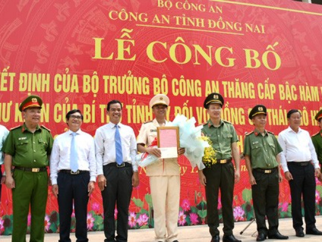 Công bố quyết định thăng quân hàm vượt cấp cho người hùng cứu 4 người đuối nước