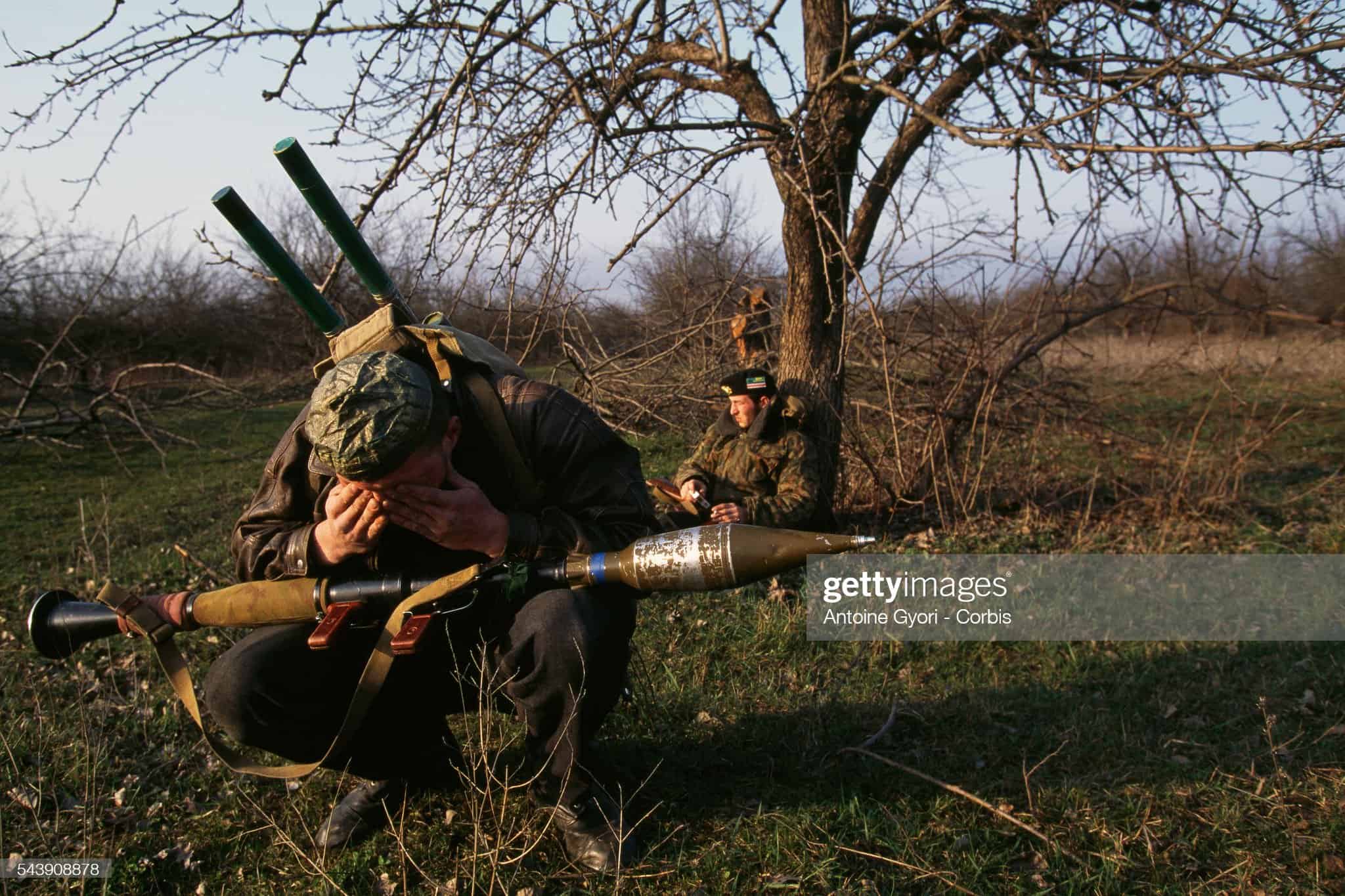 Một tay súng Chechnya cầu nguyện trong Cuộc chiến Chechnya lần 1. Ảnh: Getty