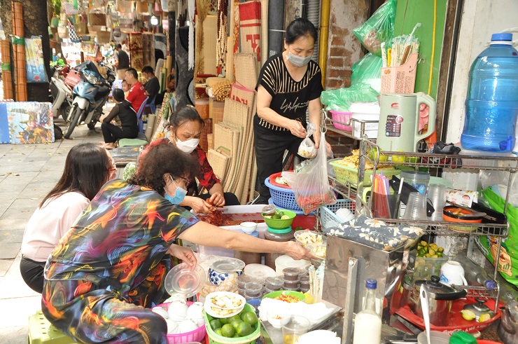 Thay vì gánh sứa đi khắp các con phố để bán, mấy chị em bà Lập mở quán ở ngay vỉa hè phố Hàng Chiếu để bán.