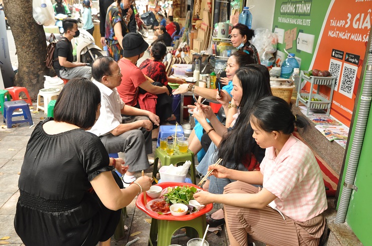 Vào giữa trưa, chiều tối hay những ngày cuối tuần, nhiều khách phải ngồi chờ 15-20 phút mới có chỗ.