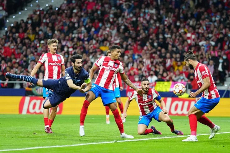 Gundogan dứt điểm dột dọc khung thành của Atletico