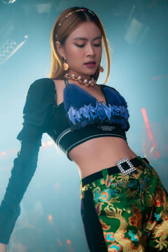 Có được thân hình cân đối, Hoàng Thuỳ Linh thường xuyên mặc áo croptop để đi hát, quay MV.
