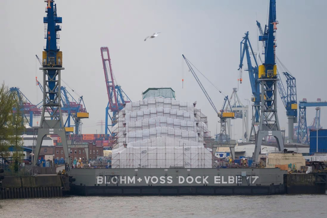 Siêu du thuyền Dilbar đang được sửa chữa tại cảng Hamburg, Đức (ảnh: SCMP)