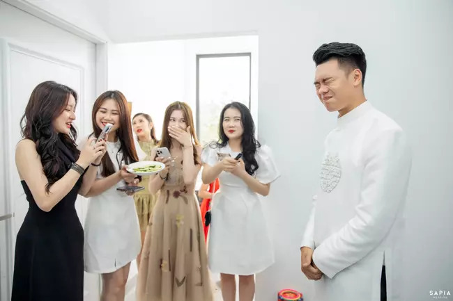 Cầu thủ CLB Hà Nội còn phải ăn cả đĩa chanh tươi khiến người hâm mộ bật cười thích thú.
