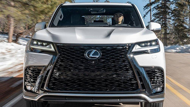 Ở thế hệ mới, Lexus LX 600 mang thiết kế gọn gàng và chuẩn mực hơn nhiều so với đời cũ. Đầu xe sử dụng tản nhiệt dạng 7 thanh ngang cỡ lớn
