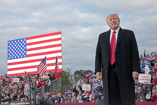 Cựu Tổng thống Mỹ Donald Trump xuất hiện tại một sự kiện mít tinh vào ngày 9.4.2022.
