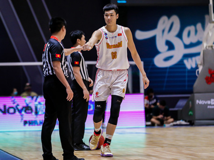 Trung phong Nguyễn Huỳnh Phú Vinh với chiều cao 2m03 là nhân tố quan trọng của tuyển bóng rổ VN tại SEA Games 31
