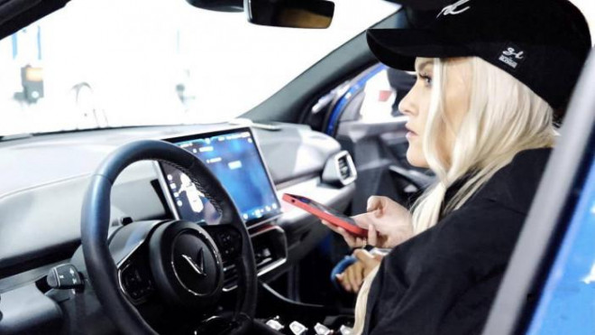“Nữ hoàng review” Supercar Blondie lái thử xe điện Made in Vietnam ngay tại đất Mỹ