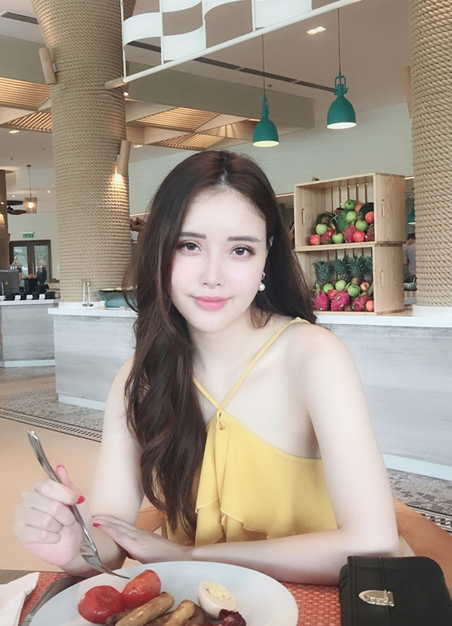 Nhờ sở hữu chiều cao ấn tượng nên cô nàng diện gì cũng được khen đẹp xinh, sang.
