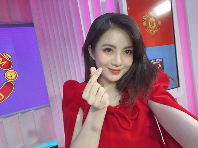 MC Tú Linh - &#39;Hot girl M.U&#39; thay đổi ra sao sau bức hình từng làm chao đảo cộng đồng mạng? - 11