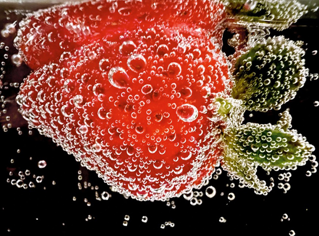 6. &#34;Strawberry in Soda&#34; – Dâu tây trong nước soda của Ashley Lee

San Francisco, Mỹ

&#34;Strawberry in Soda&#34; là một hình ảnh macro tuyệt đẹp và thú vị được chụp bằng iPhone 13 Pro. Nhiếp ảnh gia đã biến những đồ ăn hàng ngày thành thành những thứ mới lạ và cả hai món đồ trong bức ảnh này đều được lấy từ tủ lạnh của nữ tác giả.
