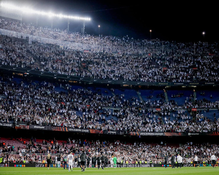 Hơn 30.000 CĐV Eintracht Frankfurt "phủ trắng" khán đài Nou Camp nhờ mua lại vé từ chính... các CĐV đội chủ nhà&nbsp;Barca