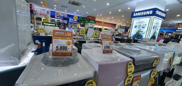 Một số siêu thị điện máy đang tiến hành giảm giá 50% sản phẩm máy giặt.