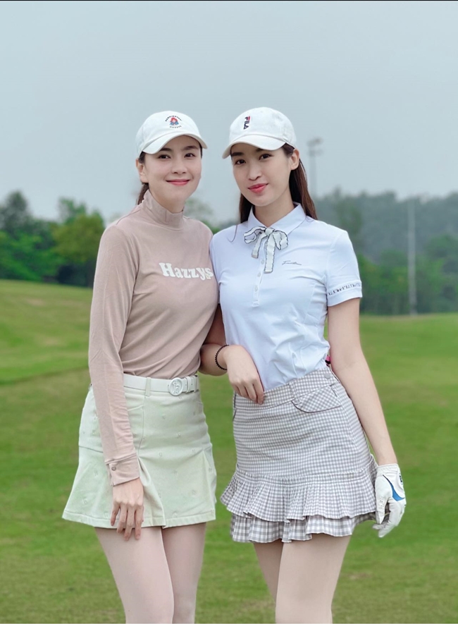 Thời trang sân golf của MC 9X và Hoa hậu Đỗ Mỹ Linh. 

