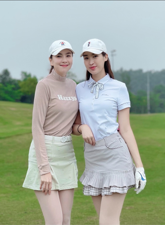 Thời trang sân golf của MC 9X và Hoa hậu Đỗ Mỹ Linh.&nbsp;
