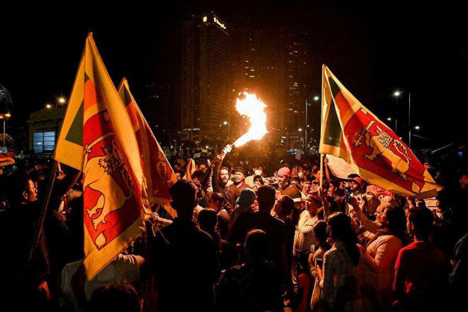 Người biểu tình tập trung trước tòa nhà Văn phòng Tổng thống Gotabaya Rajapaksa ở thủ đô Colombo, Sri Lanka hôm 13-4.