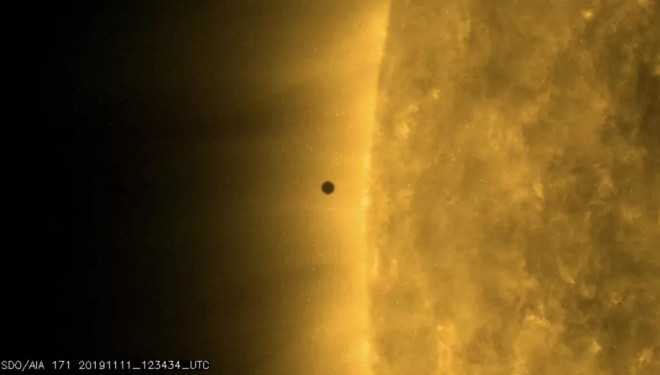 Sao Thủy bé nhỏ quay quanh Mặt Trời - Ảnh: NASA/SDO/HMI/AIA