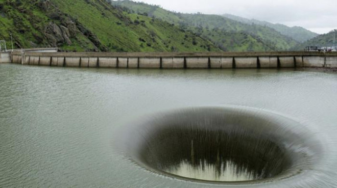 Đập tràn hút nước thừa khỏi hồ chứa Berryessa, Thung lũng Napa, bang California, Mỹ.