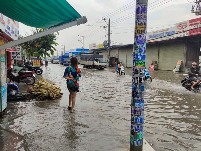 Đường Lê Thị Trung, phường An Phú, TP Thuận An nước ngập vào đến tận nhà dân