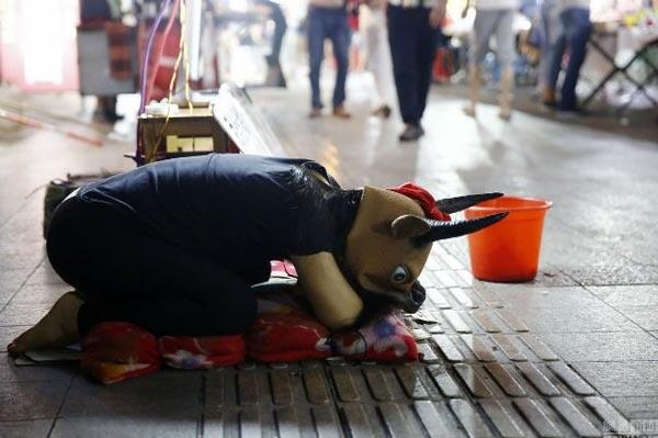 A 15-year-old girl pretends to be a cow for everyone to ride on her back in exchange for money, the reason behind is really touching - 1