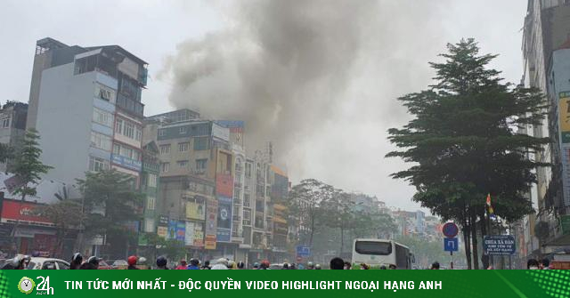 Fire on a 7-storey house on Hanoi street, smoke rises, people flee
