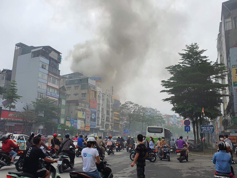 Fire on a 7-storey house on Hanoi street, smoke rises, people flee - 2