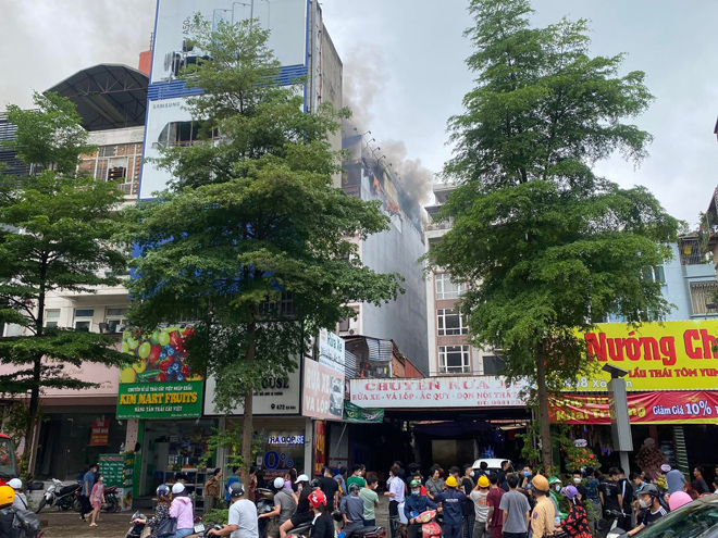 Fire on a 7-storey house on Hanoi street, smoke rises, people flee - 3
