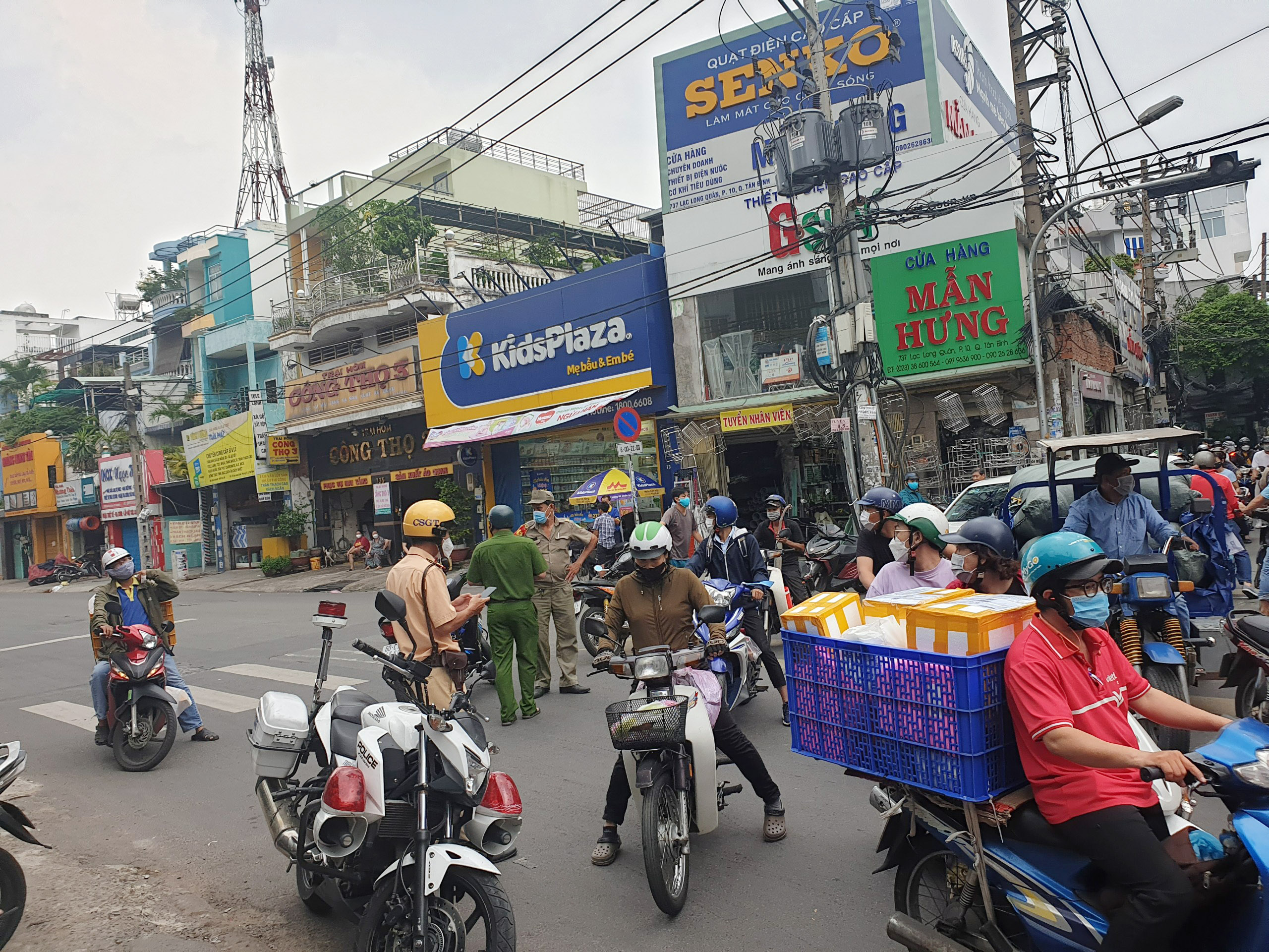 Giao thông qua khu vực bị ùn tắc