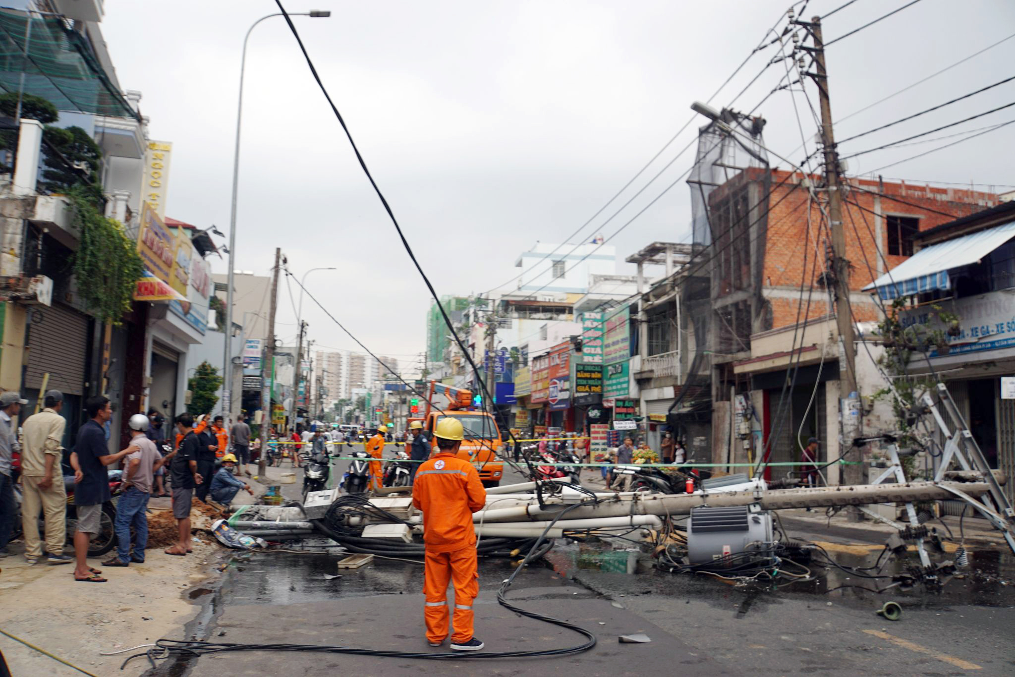 Trụ điện kèm hệ thống dây cáp nằm chắn ngang đường