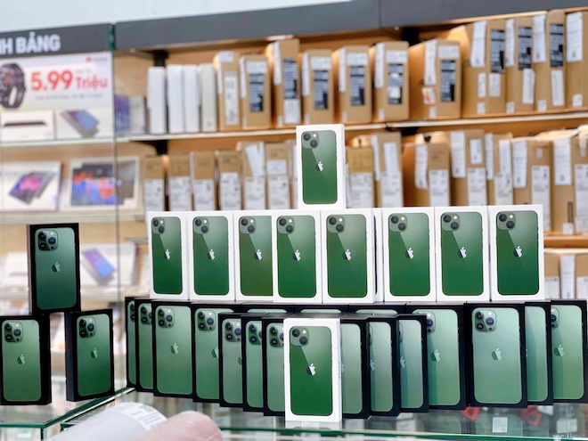 iPhone 13 xanh lục "lên kệ", chỉ đổi màu mà "sốt xình xịch" - 1