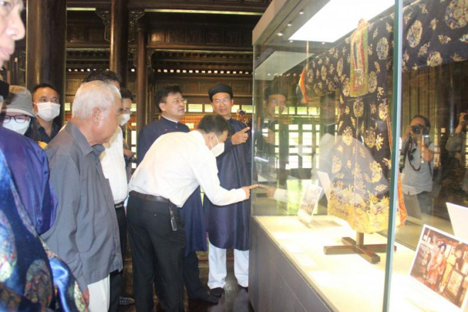 Two Nguyen Dynasty antiques worth tens of billions of dong on display in Hue - 3