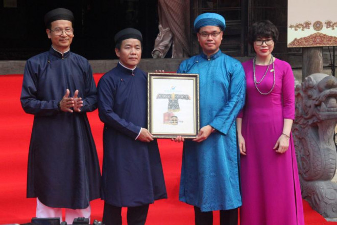 Lãnh đạo tỉnh Thừa Thiên-Huế tiếp nhận 2 cổ vật mũ quan đại thần và áo Nhật bình cung tần triều Nguyễn do Tập đoàn Sunshine hiến tặng.
