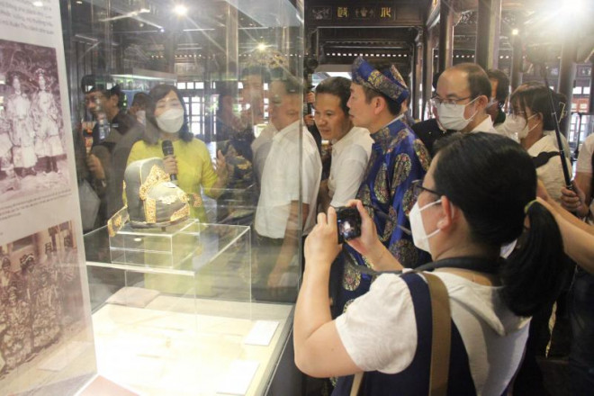 Two Nguyen Dynasty antiques worth tens of billions of dong on display in Hue - 4
