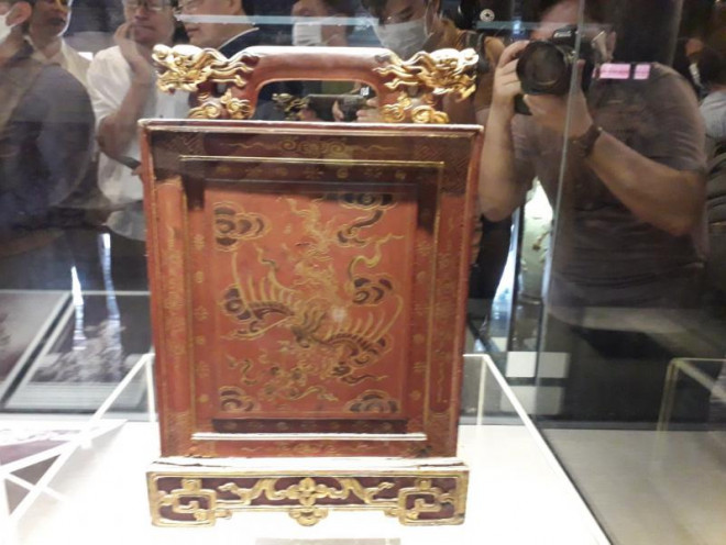 Two Nguyen Dynasty antiques worth tens of billions of dong on display in Hue - 7