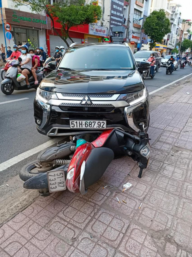 Kẻ cướp bị Trung tá Lê Hoàng Việt Lâm lao xe vào khống chế và bắt giữ. Ảnh: NY