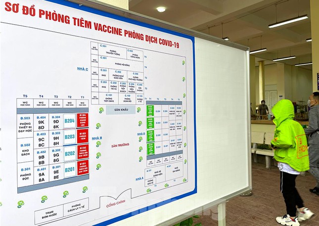 Tại cổng trường đã bố trí bảng sơ đồ phòng tiêm vắc xin cho phụ huynh học sinh được biết