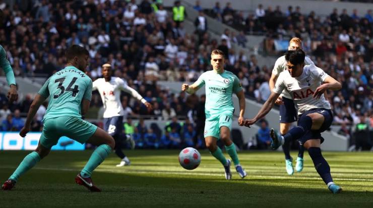 Tottenham (áo trắng) để thua sốc trên sân nhà