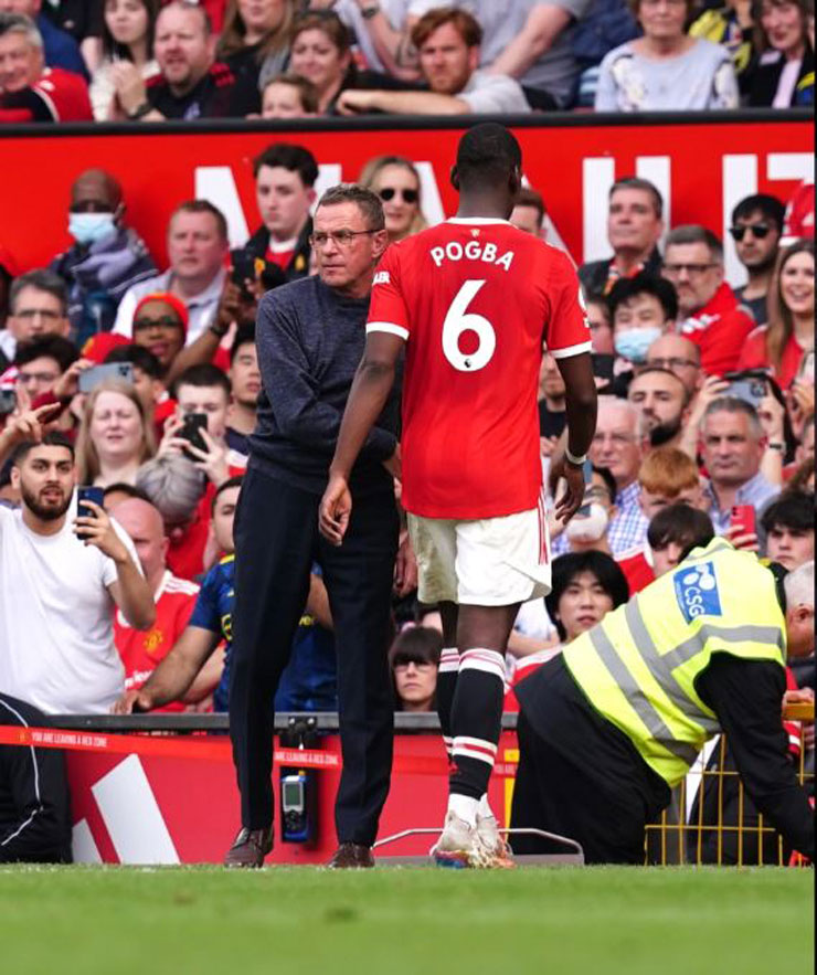 HLV Ralf Rangnick vẫn ra sức bảo vệ cậu học trò Paul Pogba khi tiền vệ này bị các fan MU chỉ trích