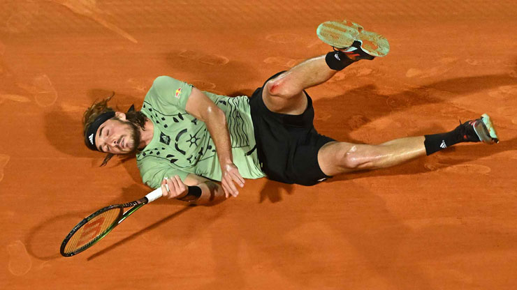 Nhà đương kim vô địch Monte Carlo Masters ngã dúi dụi nhưng vẫn bắt vô-lê ghi điểm winner không tưởng